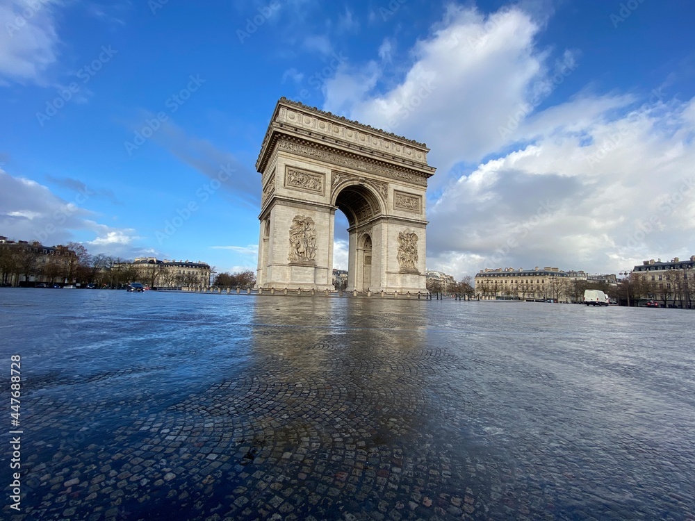 Paris, arc de triomphe during a cloudy day
