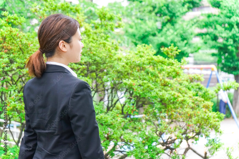 笑顔の制服姿の学生 笑顔の制服姿の学生