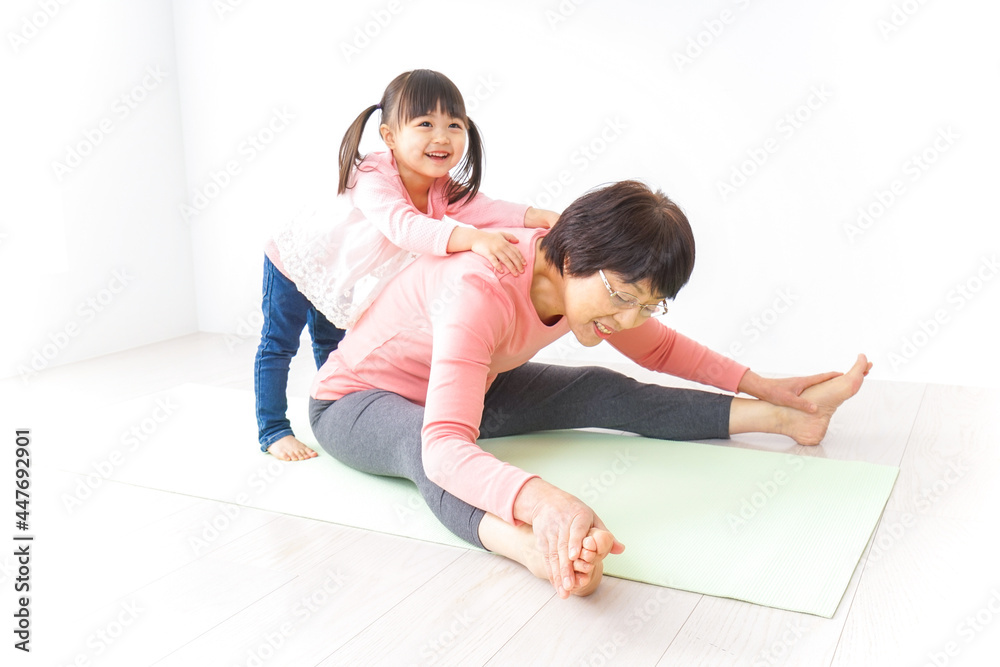 Fototapeta premium 体操をするシニア女性と孫