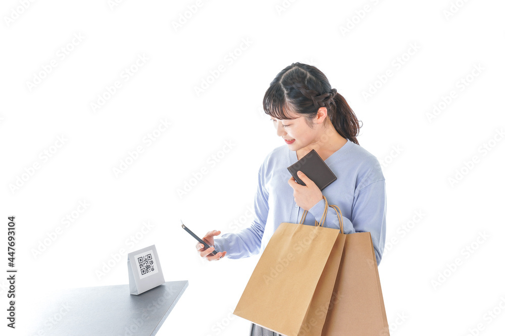 QRコード決済をする若い女性 QRコード決済をする若い女性