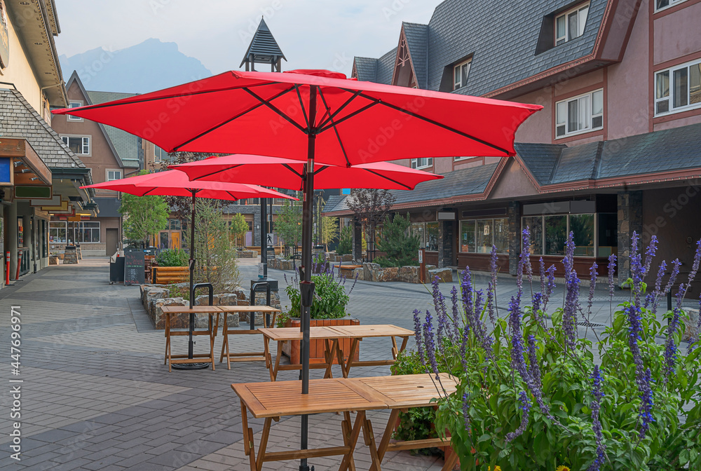 Ταπετσαρία Bear Street in the town of Banff, Alberta, Canada