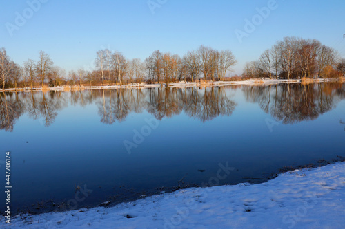 Kleiner Badesee mit Spiegelung im Winter, Bayern, Deutschland, Europa  © Aggi Schmid