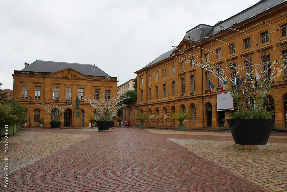 Obraz premium town hall and baroque building at the place des armes in metz in lorraine (france)