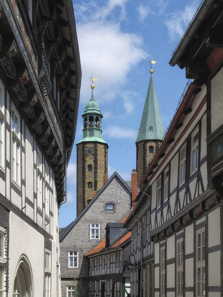 Goslar - Altstadtgasse mit Blick auf die Marktkirche St. Cosmas und Damian, Niedersachsen, Deutschland, Europa