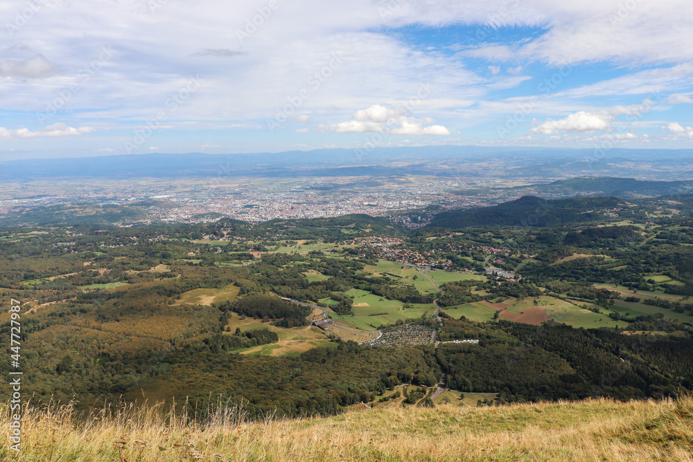 Fototapeta premium Auvergne-Rhône-Alpes - Vue du Puy de Dôme sur le village d'Orcines et les alentours de Clermont-Ferrand