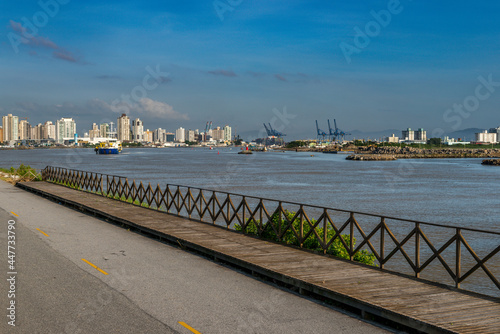 Cidade e porto de Navegantes vistos dos molhes do Rio Itajaí-açú, Itajaí, SC.