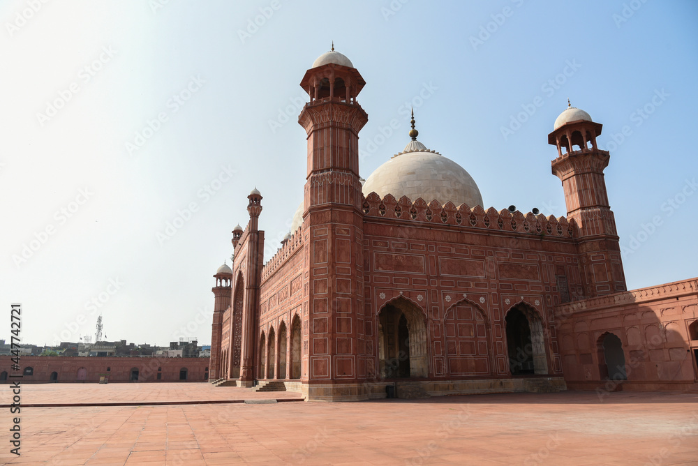 Obraz premium The Badshahi Mosque is a Mughal-era congregational mosque in Lahore