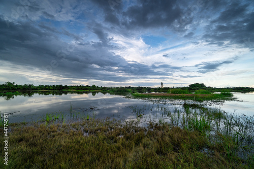 Landschaft mit Wolkenspiegelung im See © Digitalpress