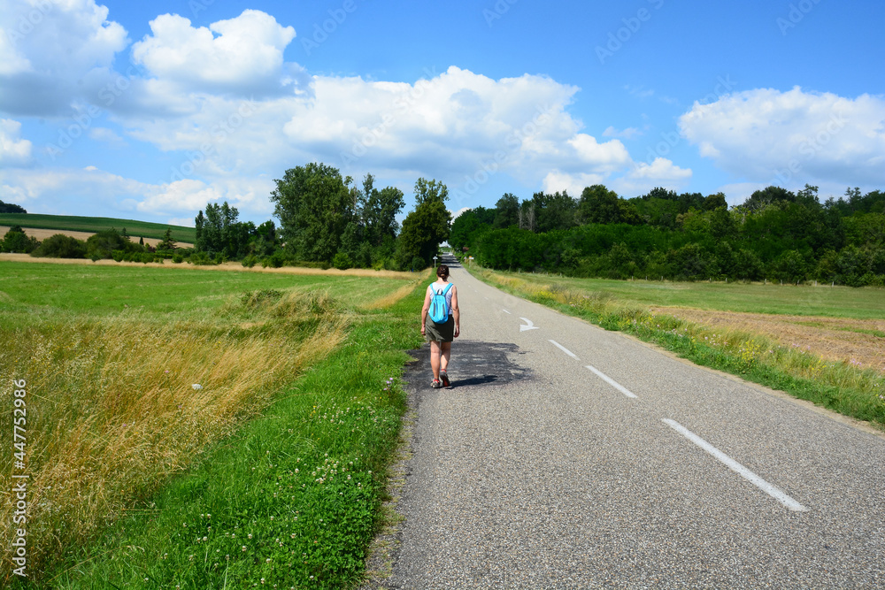 Obraz premium Randonneuse sur route à Anzex - Lot et Garonne - France