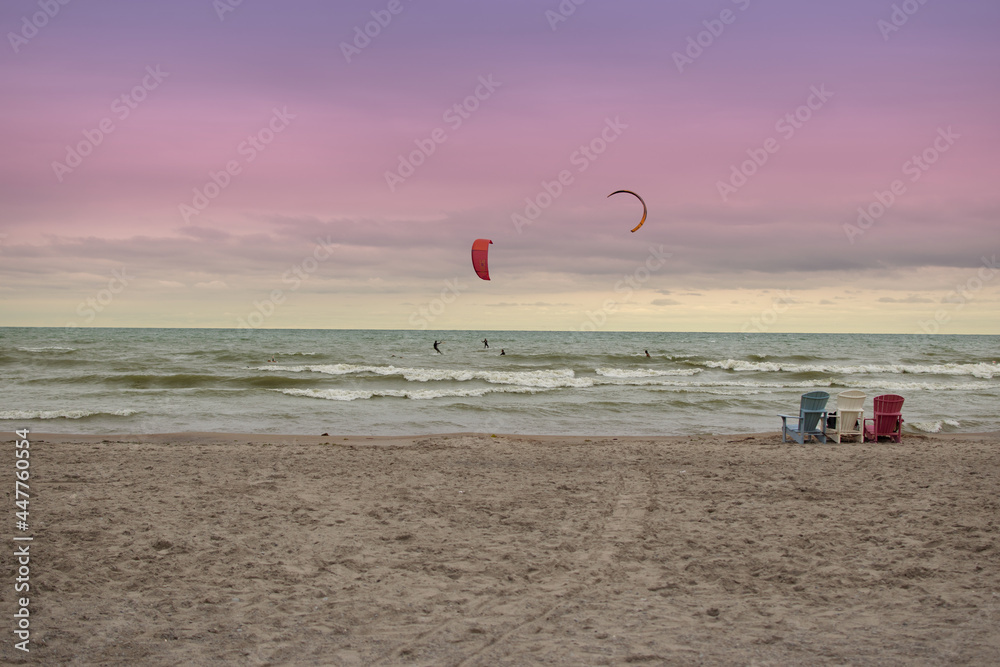 Obraz premium kitesurfing on beach with sunset