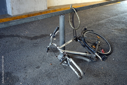 Demontiertes Wrack eines Fahrrad an einem Pfosten an einer Hauseinfahrt im Sommer auf grauem Asphalt in der Hanauer Landstraße im Ostend von Frankfurt am Main in Hessen photo