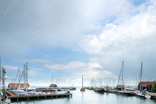 Een schip loopt de haven van Hindelopen binnen