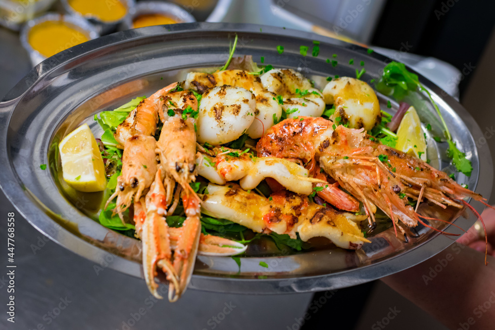 Grigliata di pesce con scampi, gamberi e seppie Grigliata di pesce con scampi, gamberi e seppie