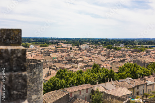 Vue sur la ville de Beaucaire depuis les remparts du Château de Beaucaire (Occitanie, France)