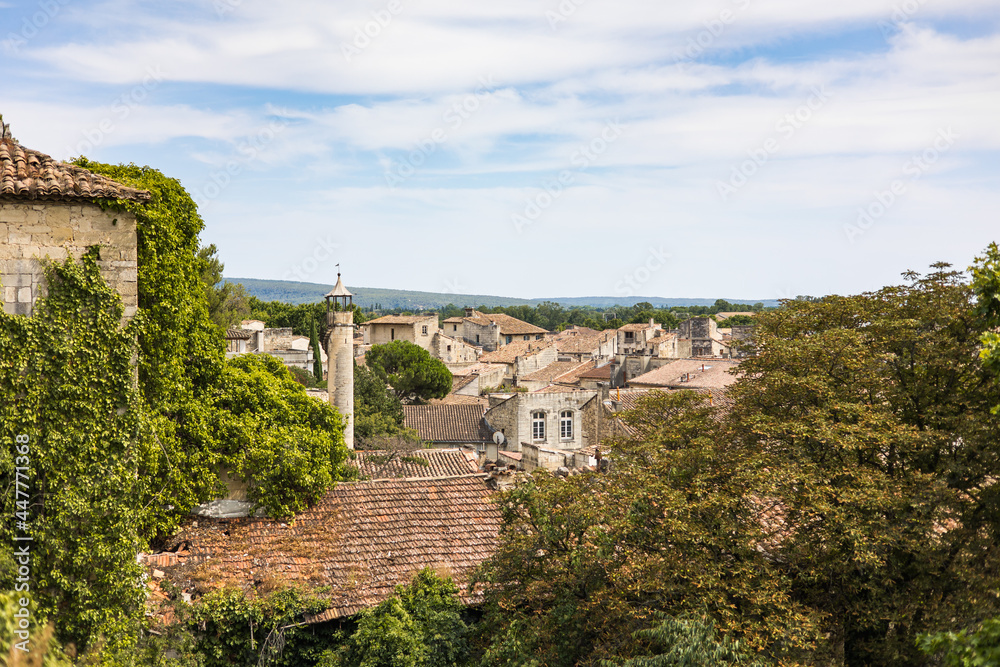 Vue sur la ville de Beaucaire depuis les remparts du Château de Beaucaire (Occitanie, France)