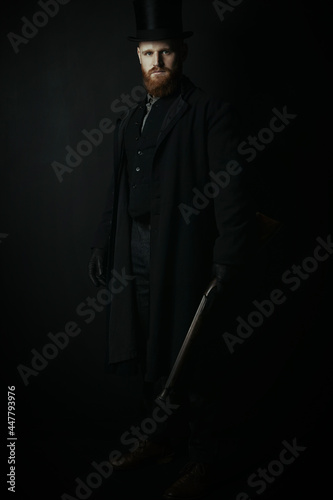 Foto A Victorian man wearing a top hat and long coat and carrying a shotgun