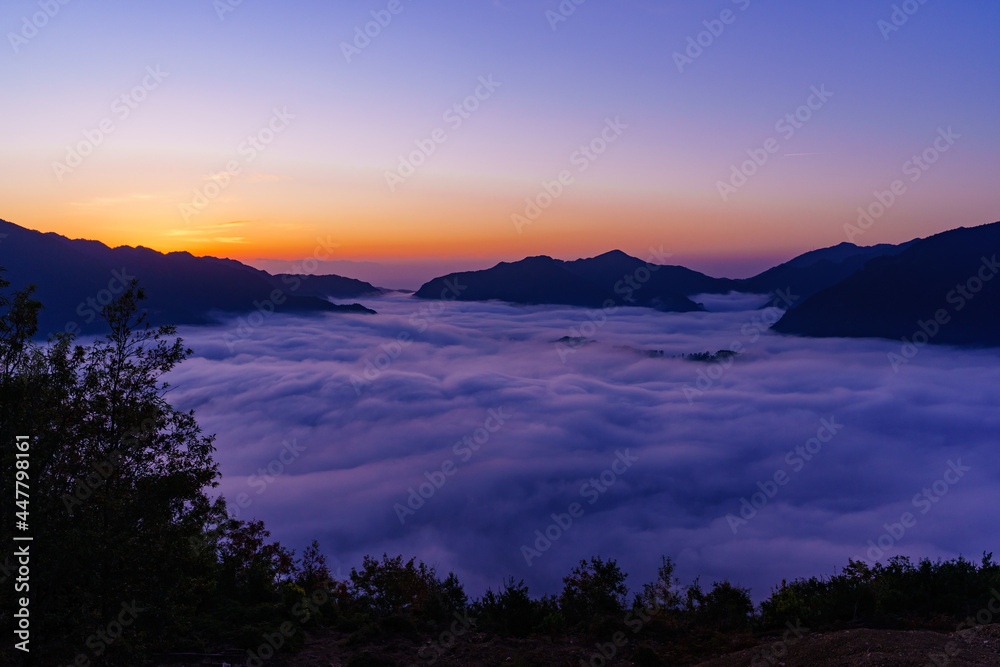 夜明け前の幻想的な雲海【三重県熊野市　ツエノ峰より】	