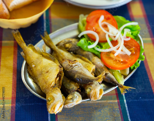 Φωτογραφία Fried fish scad with vegetables. Galician cuisine