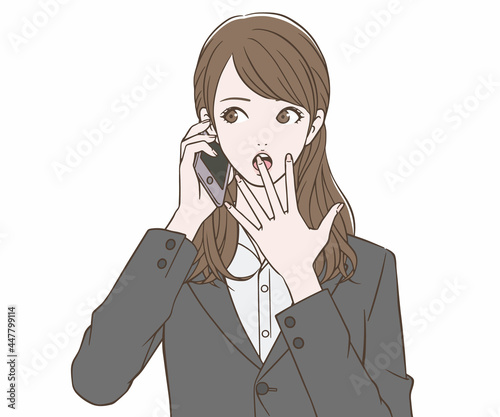 スマートフォンを持ち、驚くスーツの女性