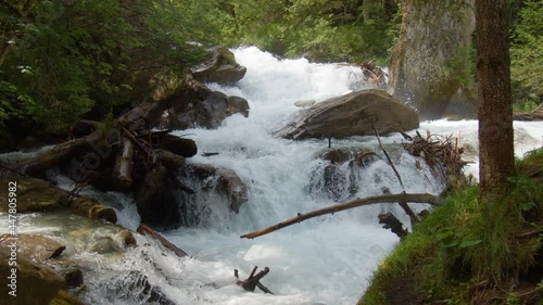 Gebirgsbach in den Alpen von Österreich in Zeitlupe