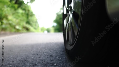 走行する車のタイヤ