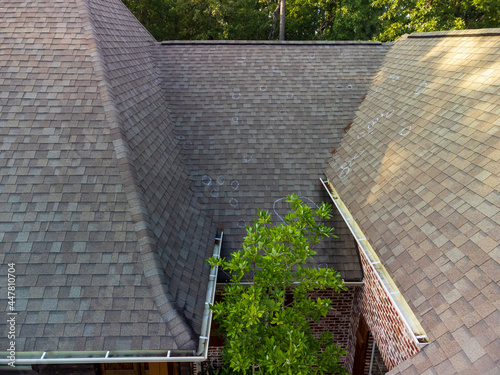 Εκτύπωση καμβά Roof with hail damage and markings from inspection
