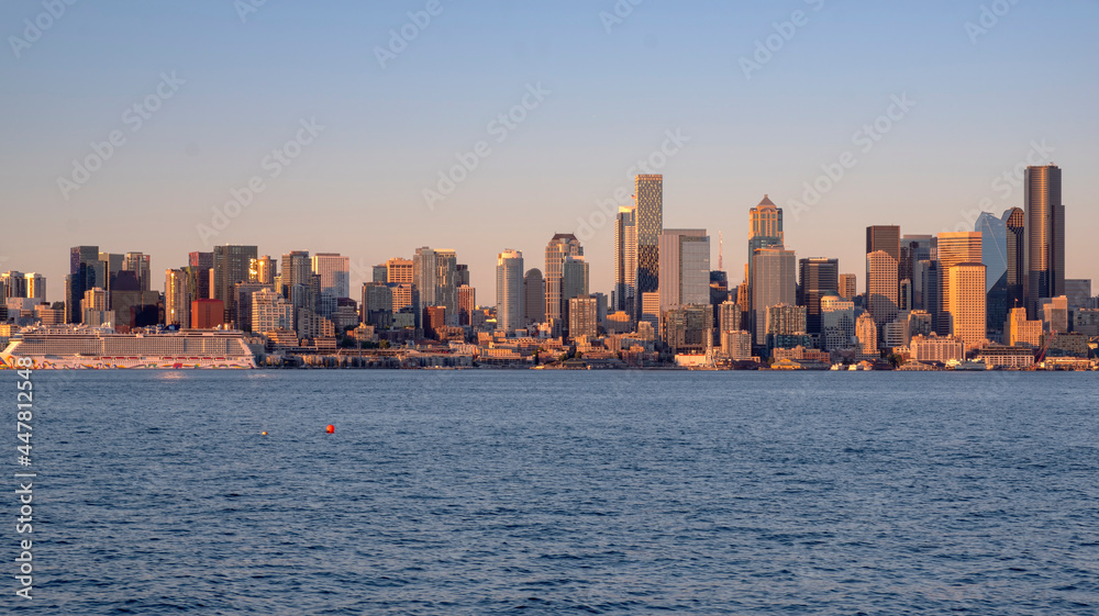 Fototapeta premium Seattle skyline at sunset across the bay Washington state.