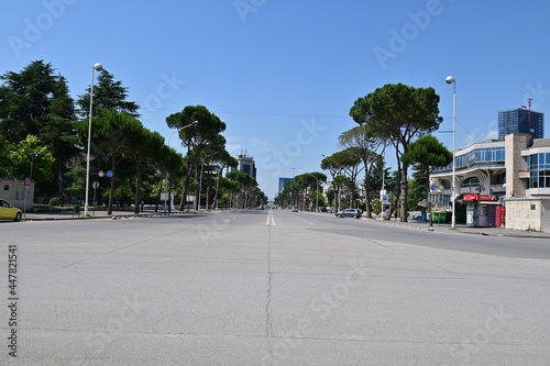 Blick auf die Staße Bulevardi Dëshmorët e Kombit in Tirana, Albanien © GrebnerFotografie