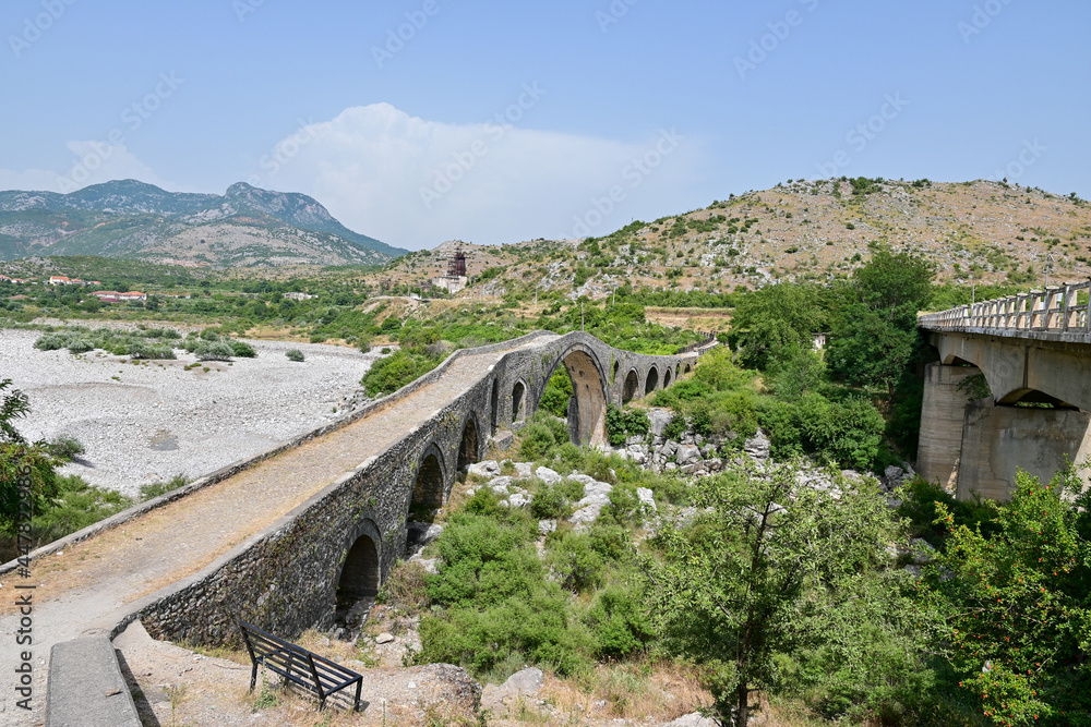 Blick auf die Steinbrücke Ura e Mesit bei Shkodra in Albanien