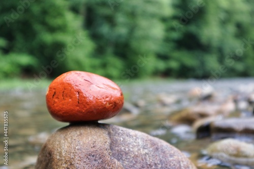 piękny czerwony kamień na rzece Wisła © Marek