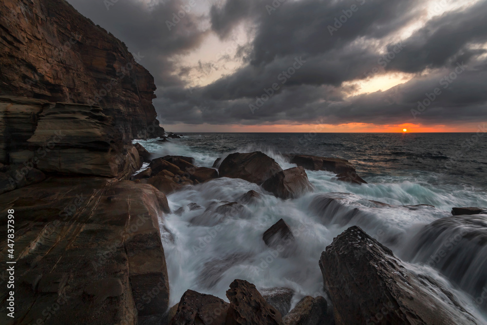 Obraz premium a rocky beach next to a body of water