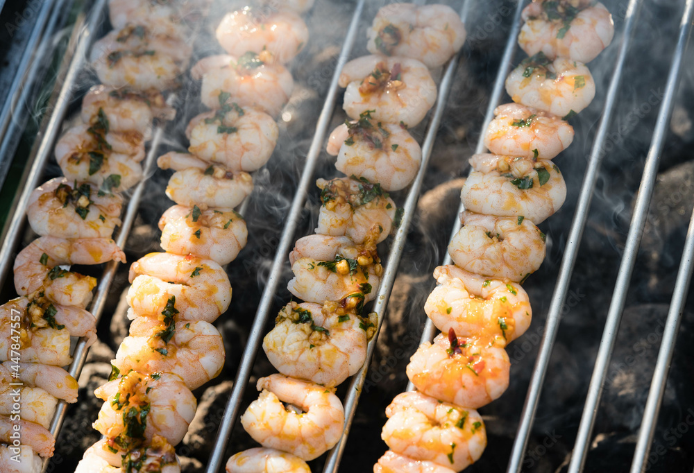 Surf and Turf - gegrilltes Rinderfilet und White Tiger Garnelen Stock ...