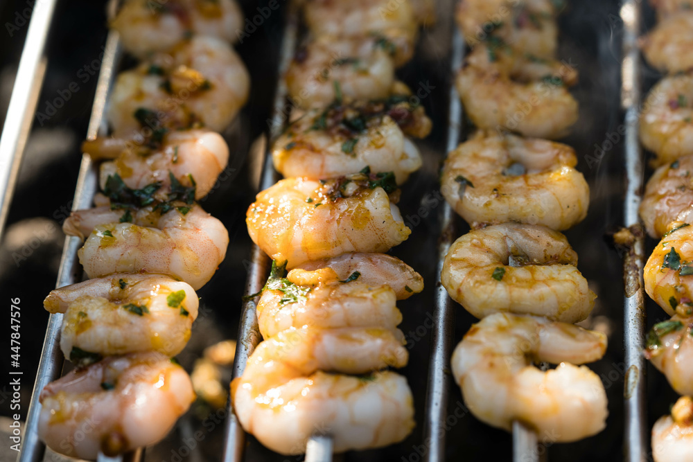 Surf and Turf - gegrilltes Rinderfilet und White Tiger Garnelen Stock ...