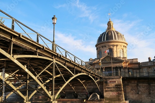 Pont des Arts et Institut de France, siège de l’Académie française, célèbres monuments historiques de la ville de Paris (France) photo
