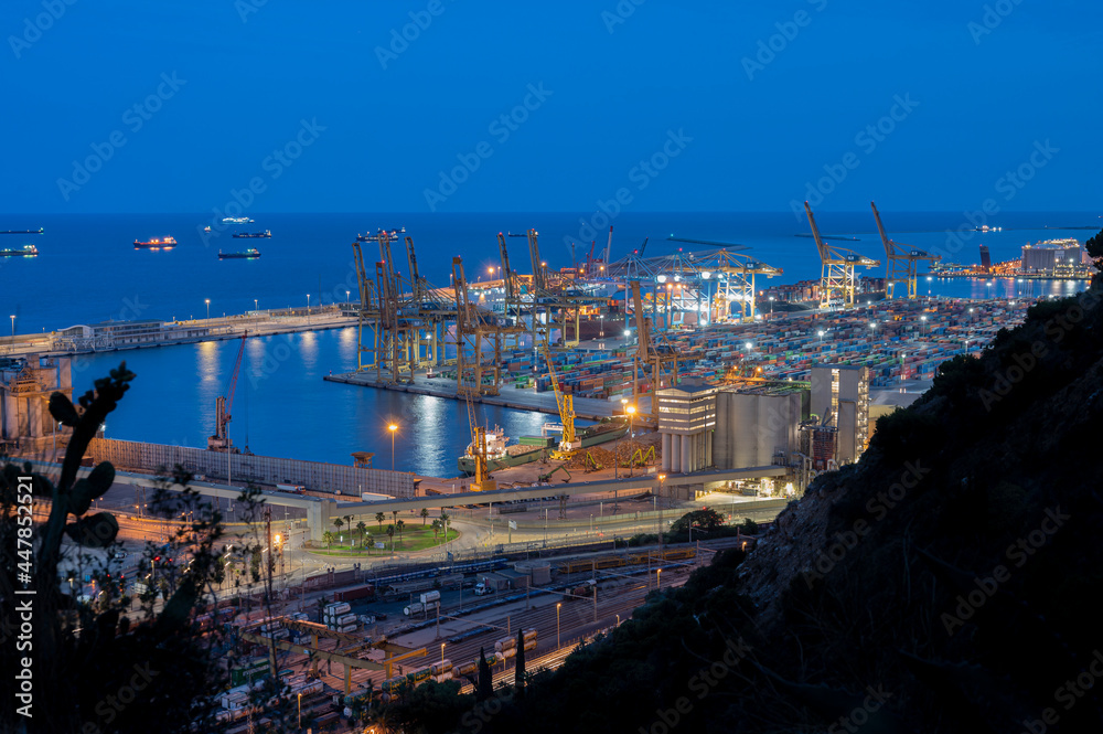 Obraz premium Night cityscape of the port of Barcelona