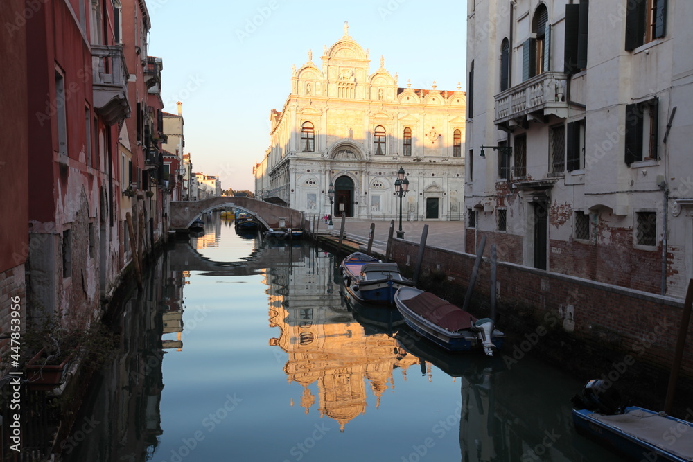 Venezia. Rio dei SS Giovanni e Paolo con la Scuola Grande di San Marco riflessa e Ponte Cavallo.