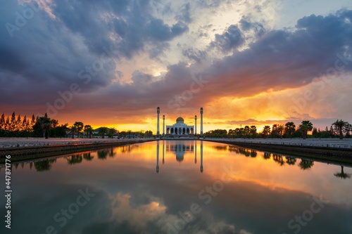 The photograph in front of the mosque with the river in front of it at dusk makes the mosque even more beautiful.
