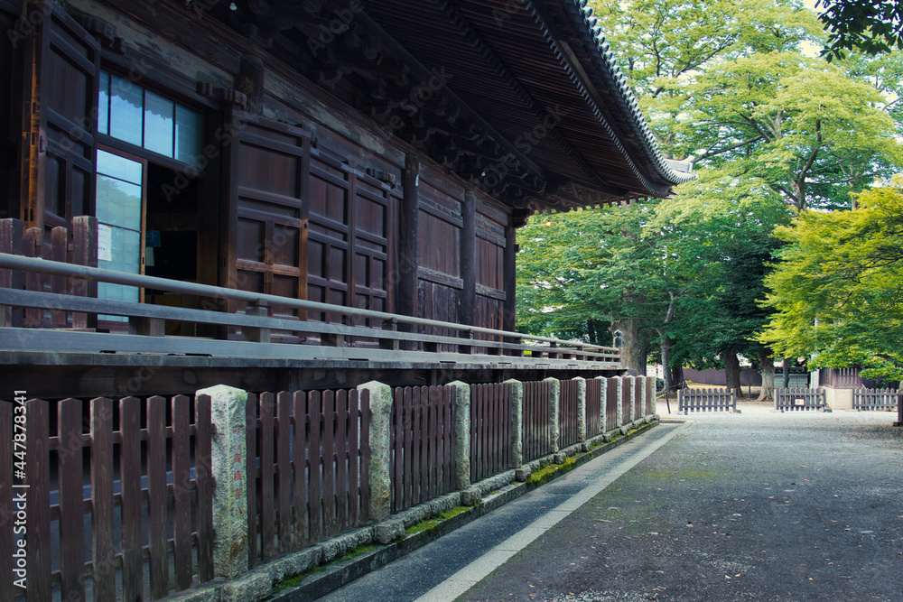 憩いの場でもある日本の伝統的な寺院	
