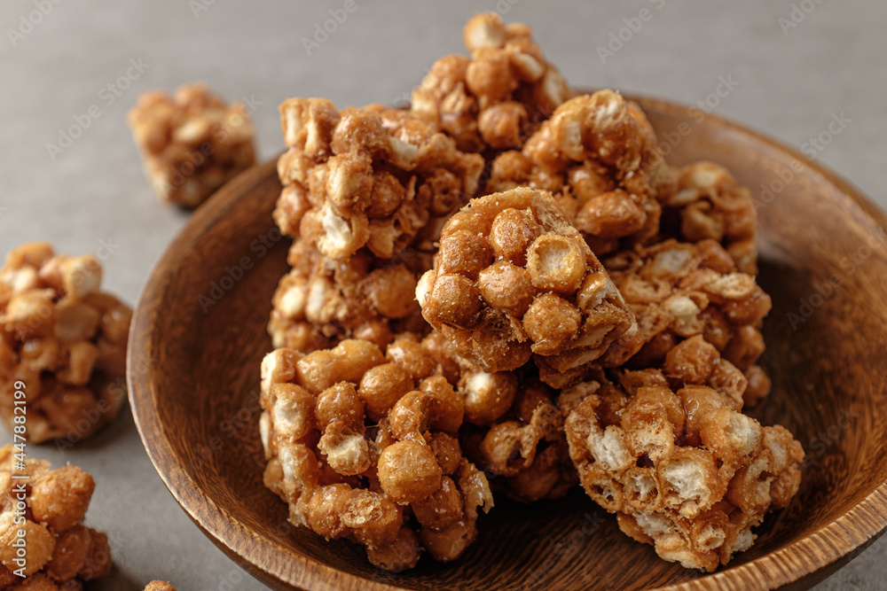 Sweet and crunchy snack coated with starch syrup Sweet and crunchy snack coated with starch syrup