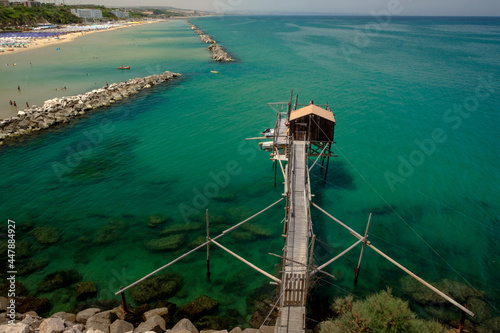 Fotografía The amazing adriatic sea with fishing trebuchet on the beach of Termoli , Molise