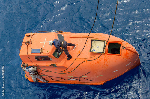 Εκτύπωση καμβά seamen hooking up lifeboat on the sea