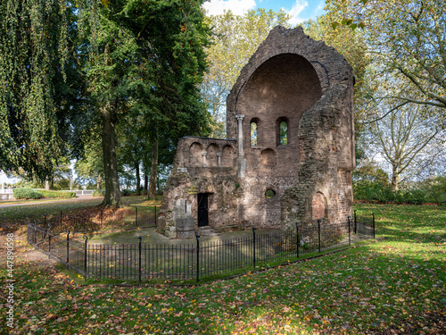 De Barbarossa-ruine (1155) in het Nijmeegse Valkhofpark, Gelderland Province, The Netherlands