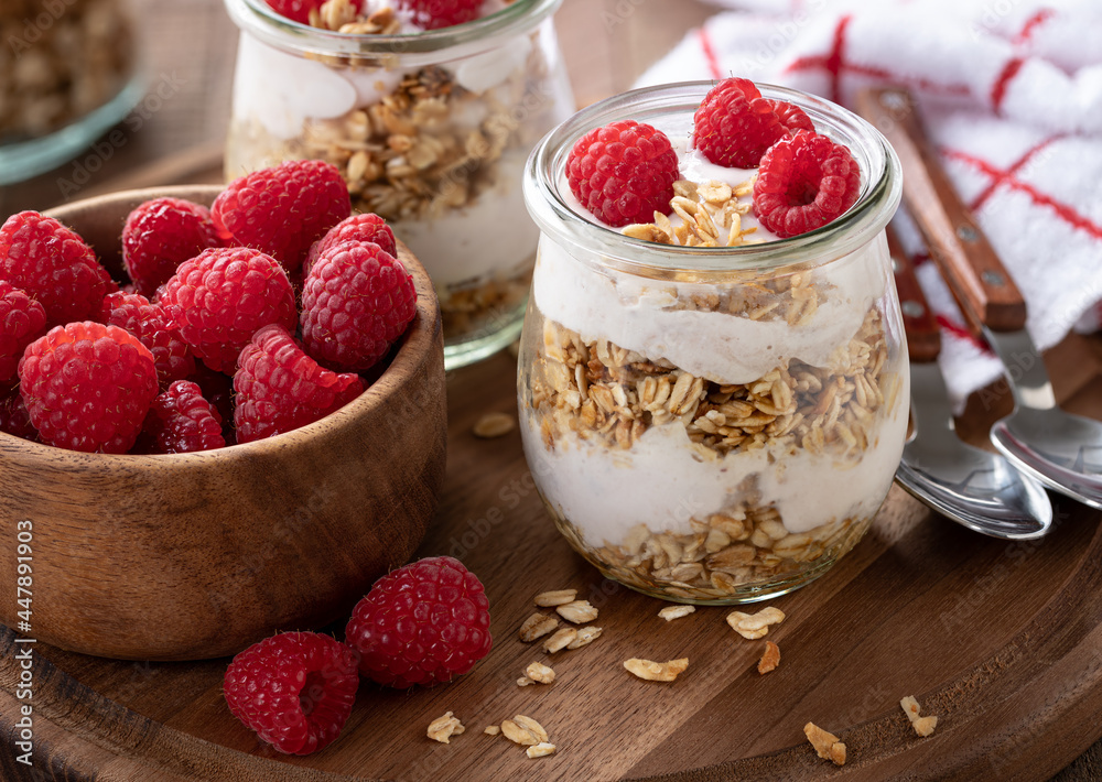 Granola Parfait With Yogurt and Raspberries Granola Parfait With Yogurt and Raspberries