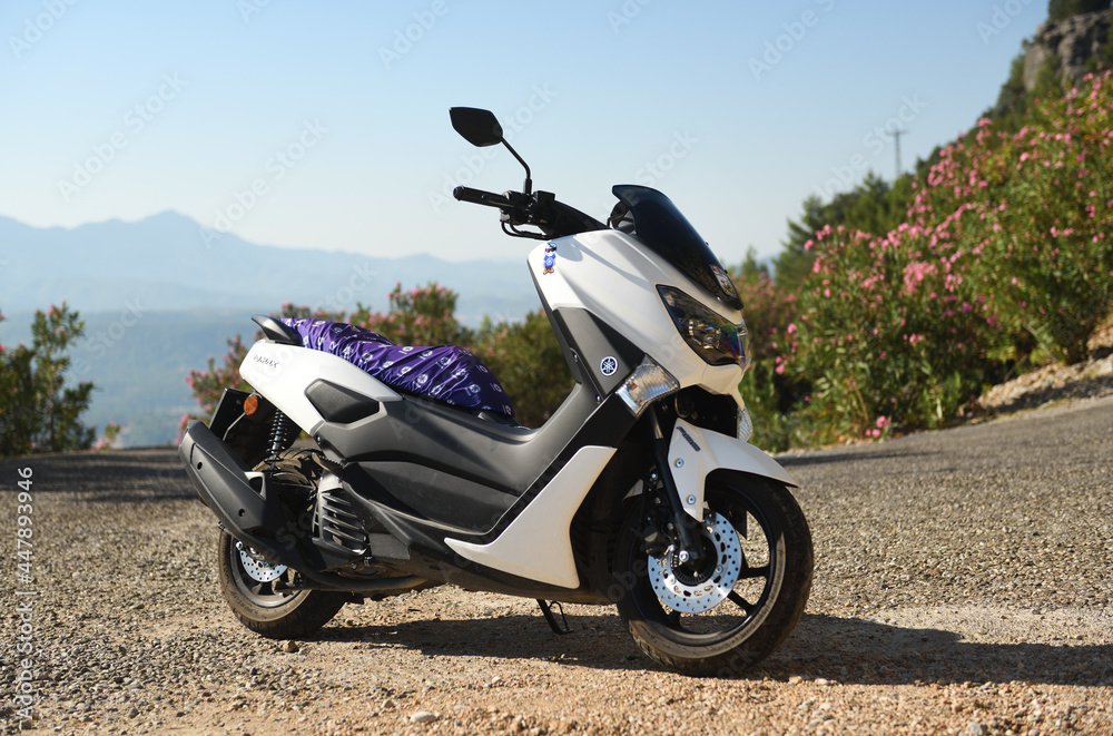 Turkey, Kemer 18.07.2021:Scooter white Yamaha NMAX 155 model 2020. The  scooter is parked in the mountains of Turkey. foto de Stock | Adobe Stock