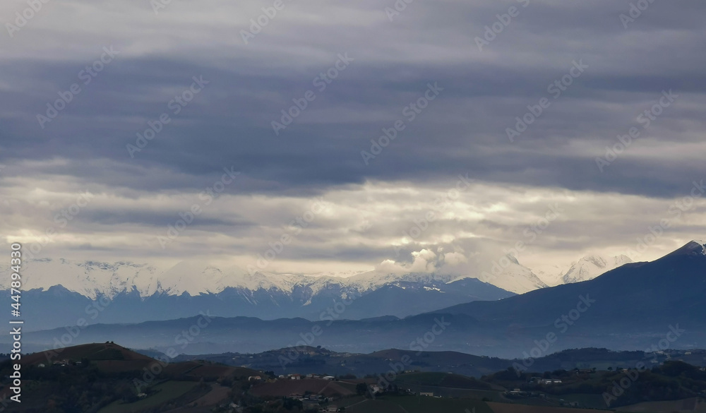 Montagne innevate e valli dell’Appennino in una nuvolosa giornata autunnale
