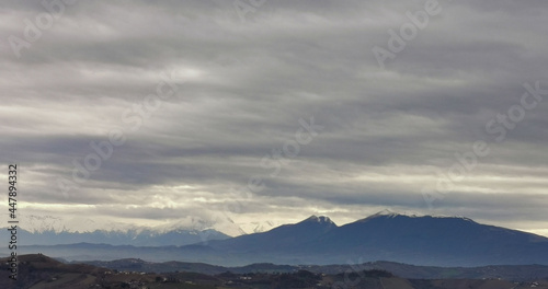 Nuvole grigie sopra le montagne innevate