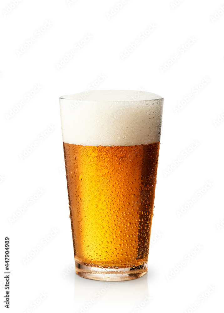 Copo com cerveja gelada, isolado em fundo branco Copo com cerveja gelada, isolado em fundo branco