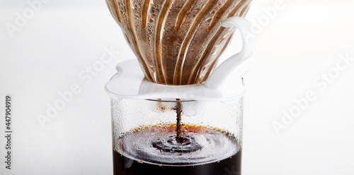 Coando café numa jarra transparente photo