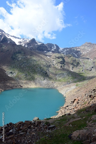 Grünsee Weißbrunn im Ultental, Südtirol, Italien, Stausee in den Alpen mit Gebirge im Hintergrund, See mit blaugrünem Gletscherwasser und Schneefeldern im Hochgebirge, Wanderung im Sommer