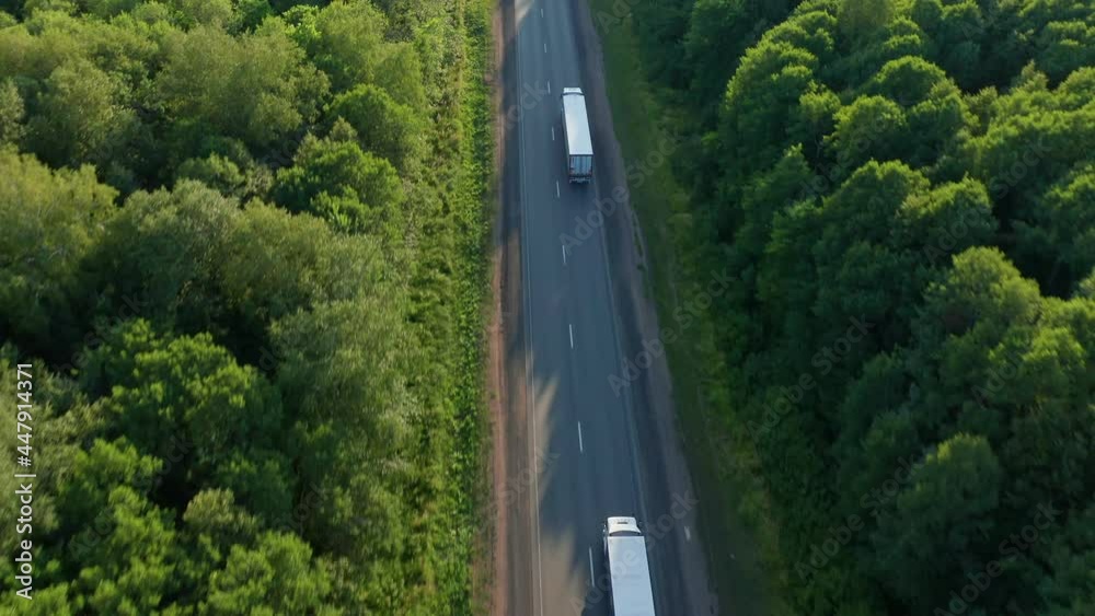 Vidéo Stock Trucks with trailers go one after another on the asphalted ...